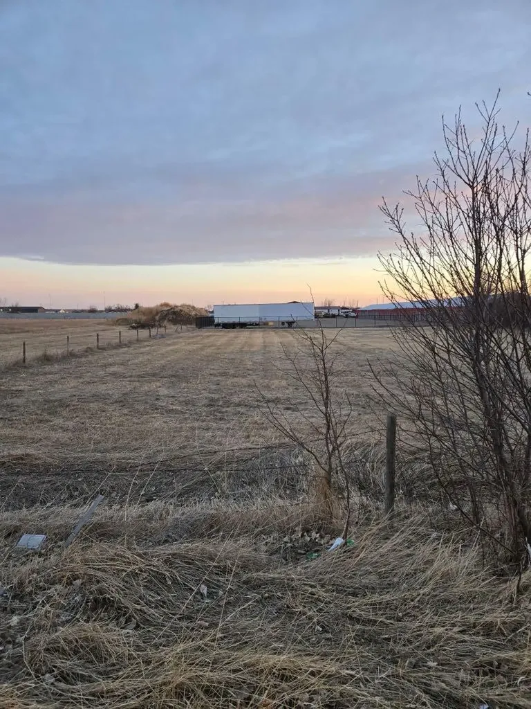 317 E 400 N Raymond AB T0K 2S0