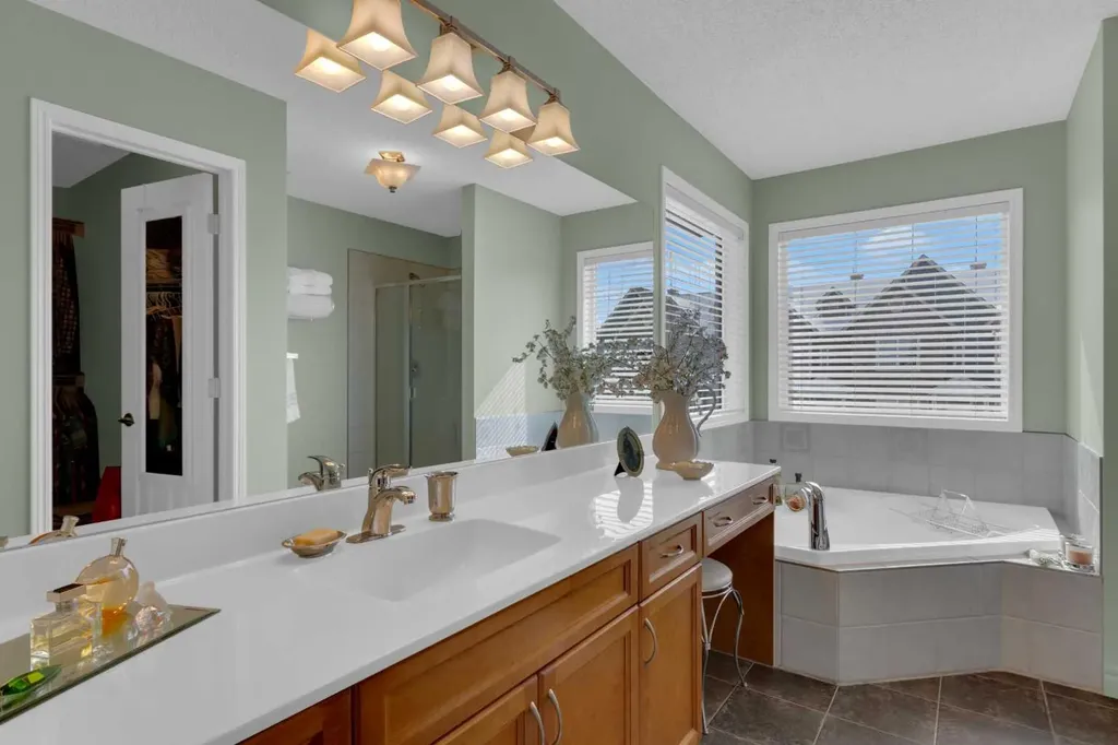 4 Cranfield Circle SE Calgary AB T3M 1G8