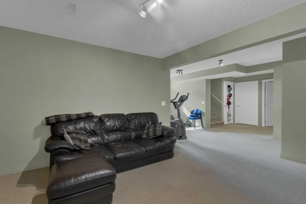4 Cranfield Circle SE Calgary AB T3M 1G8