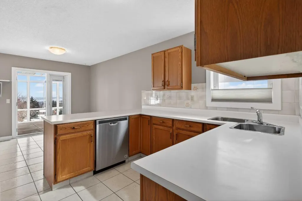 96 Norquay Heights NW Calgary AB T2K 6H4