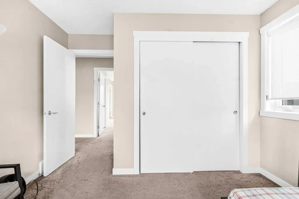 218 Sherwood Square NW Calgary AB T3R 0Y2