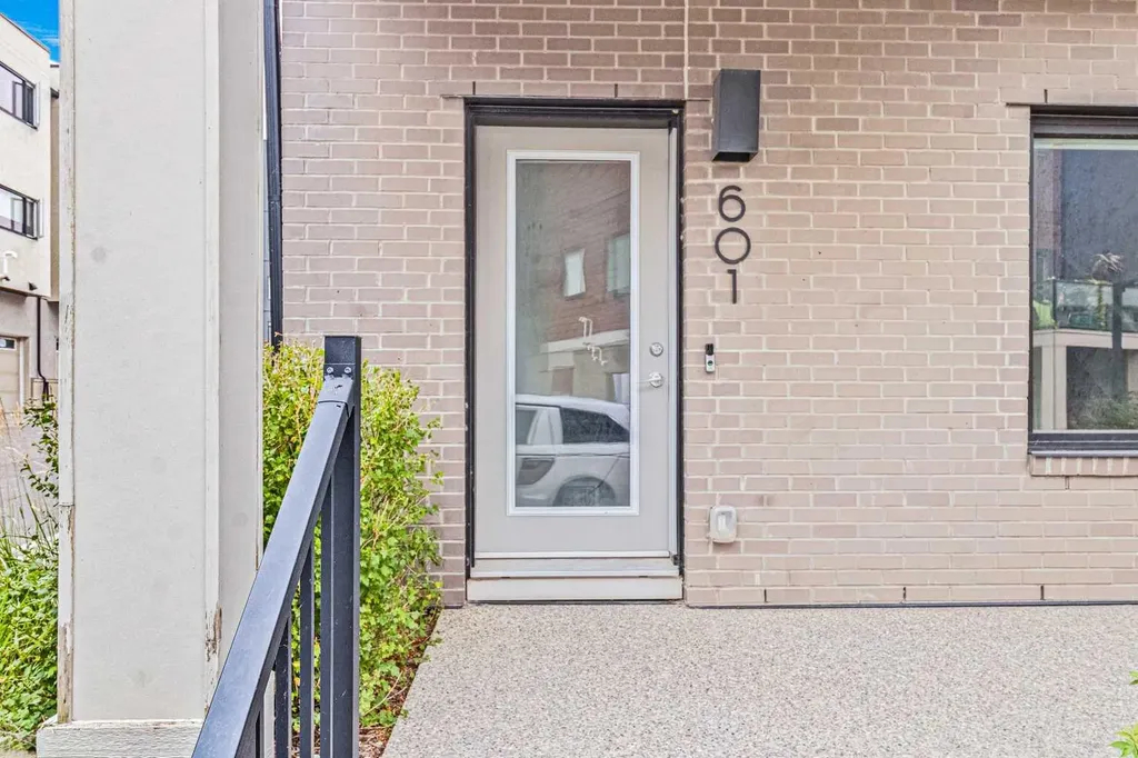 218 Sherwood Square NW Calgary AB T3R 0Y2