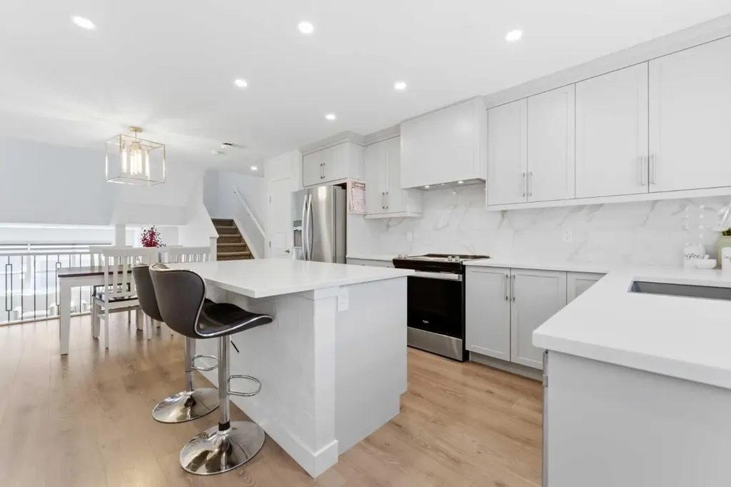 99 Aquila Way NW Calgary AB T3R1Z7