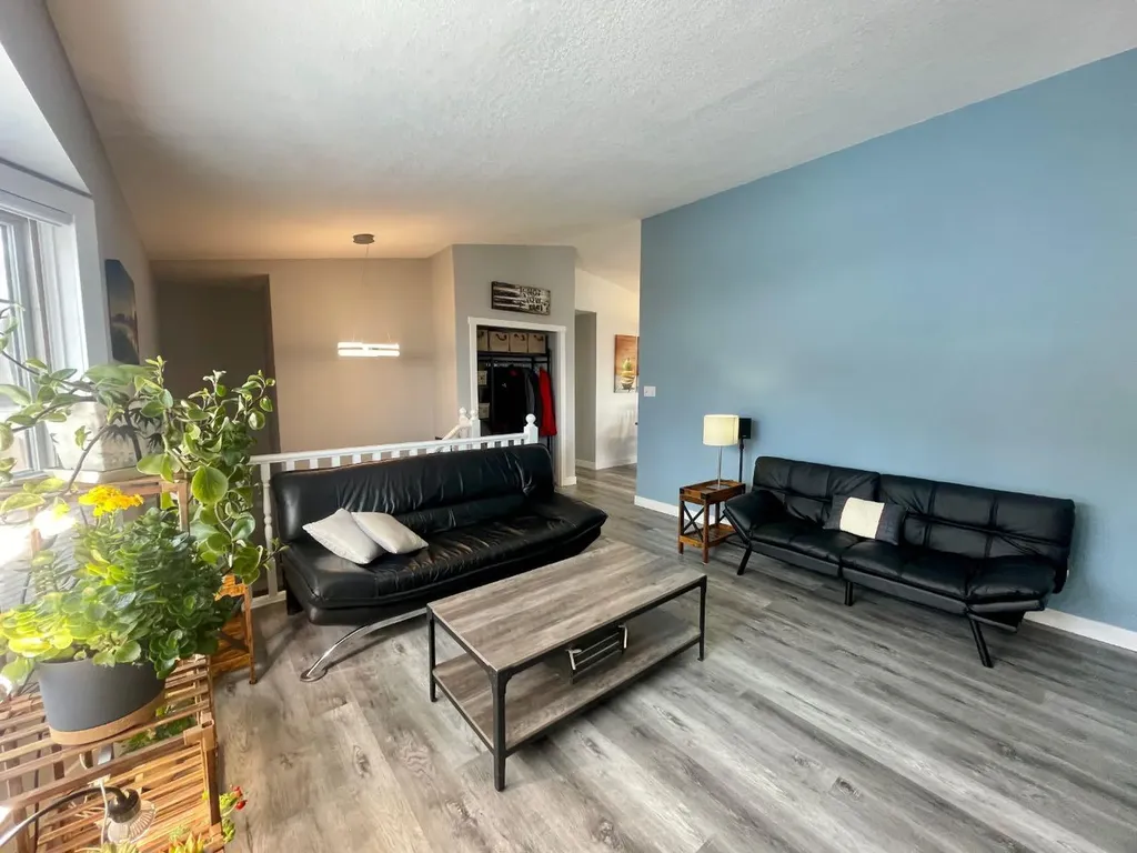 5906 12 Avenue Edson AB T7E 1J1