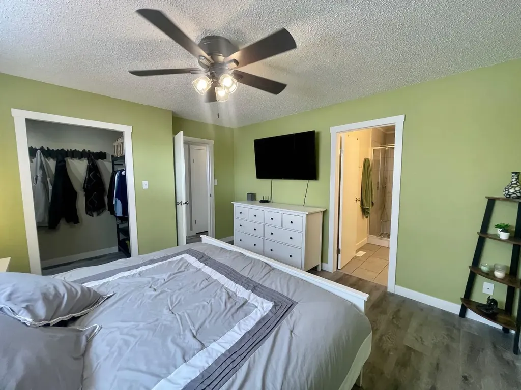 5906 12 Avenue Edson AB T7E 1J1