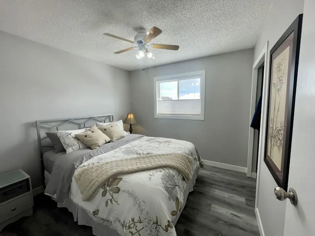 5906 12 Avenue Edson AB T7E 1J1