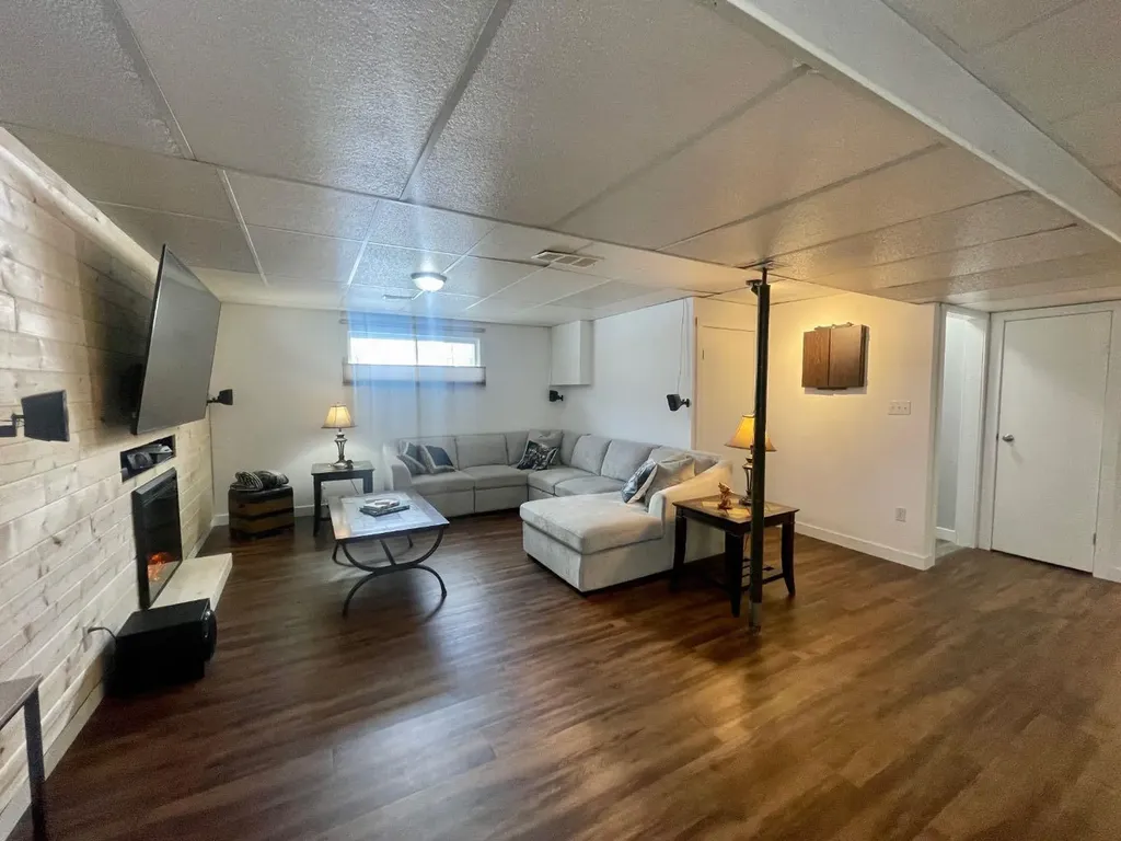 5906 12 Avenue Edson AB T7E 1J1