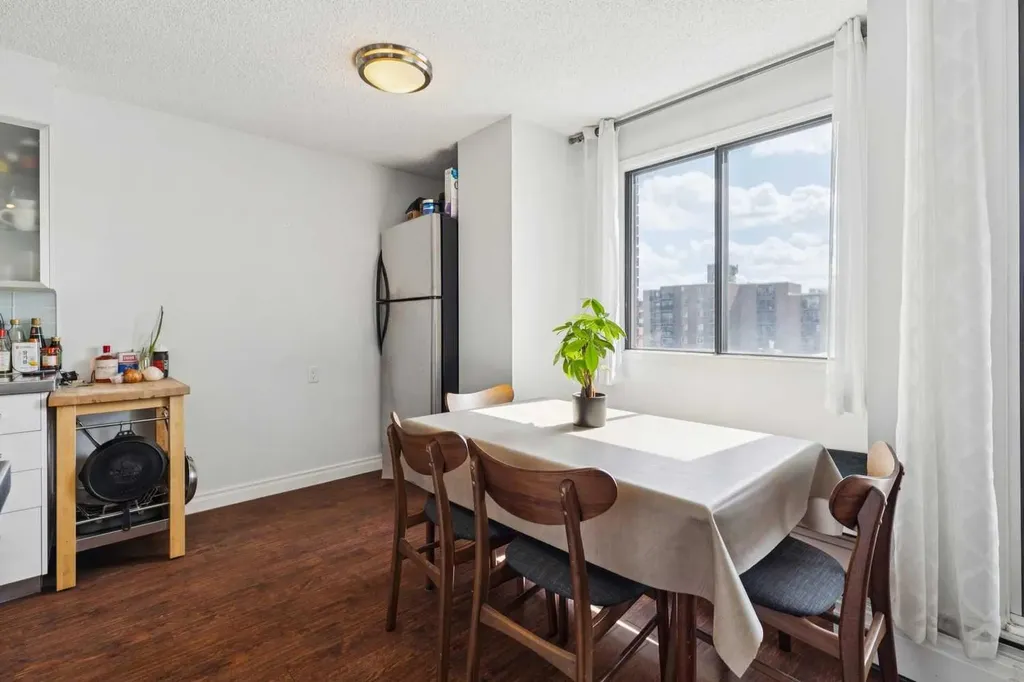 523 15 Avenue SW Calgary AB T2R 0R3