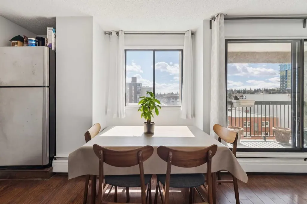 523 15 Avenue SW Calgary AB T2R 0R3