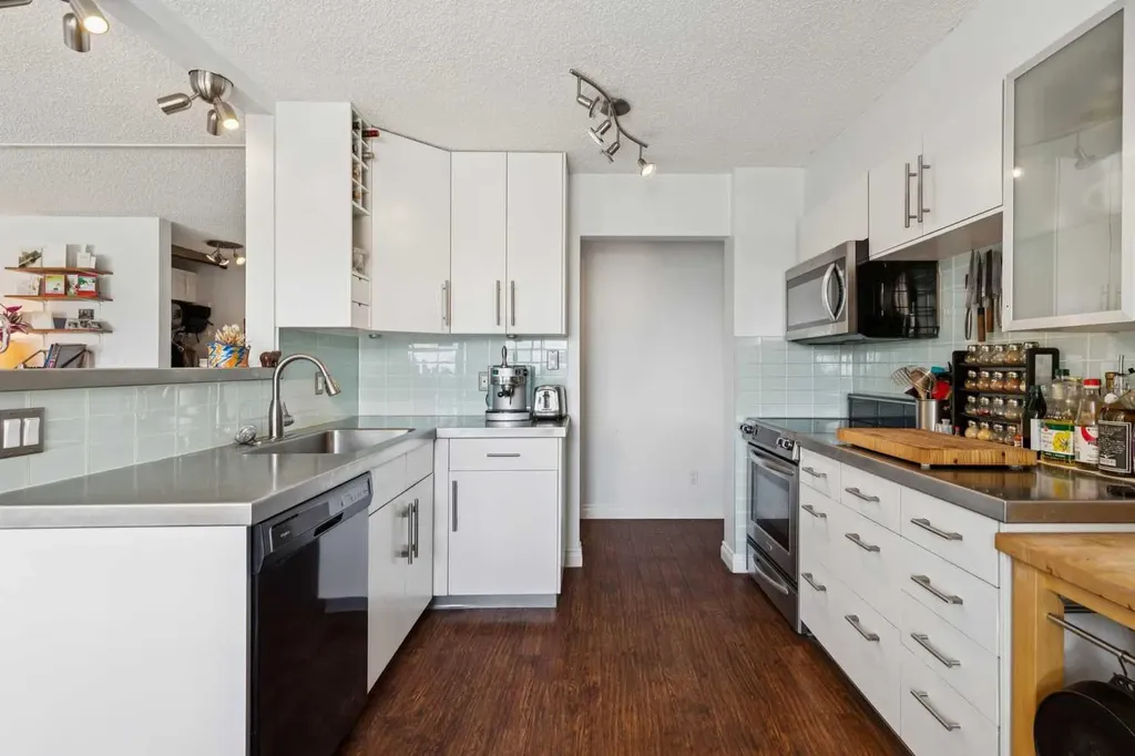 523 15 Avenue SW Calgary AB T2R 0R3