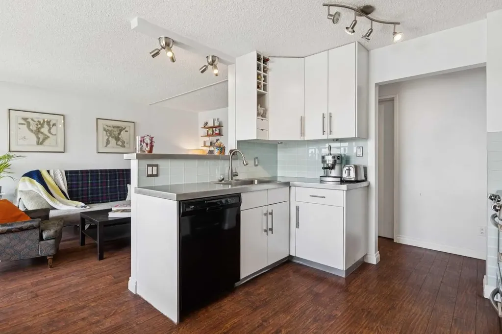 523 15 Avenue SW Calgary AB T2R 0R3