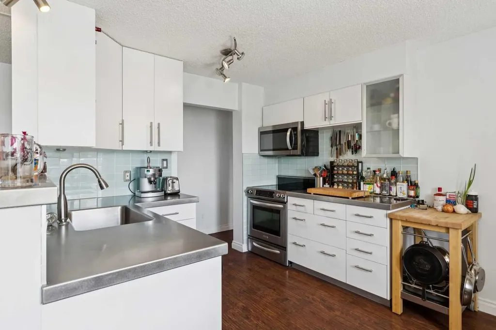 523 15 Avenue SW Calgary AB T2R 0R3