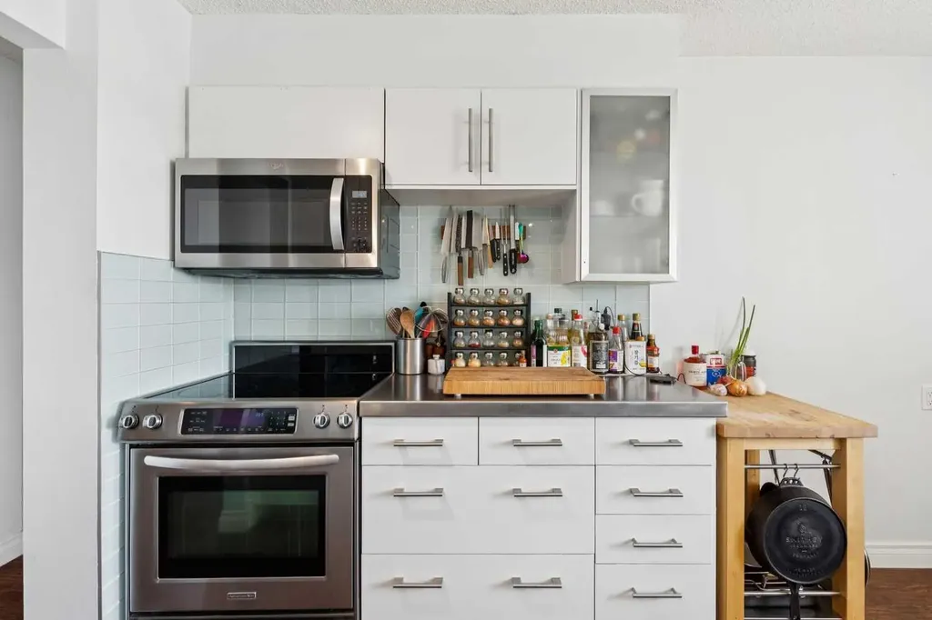 523 15 Avenue SW Calgary AB T2R 0R3