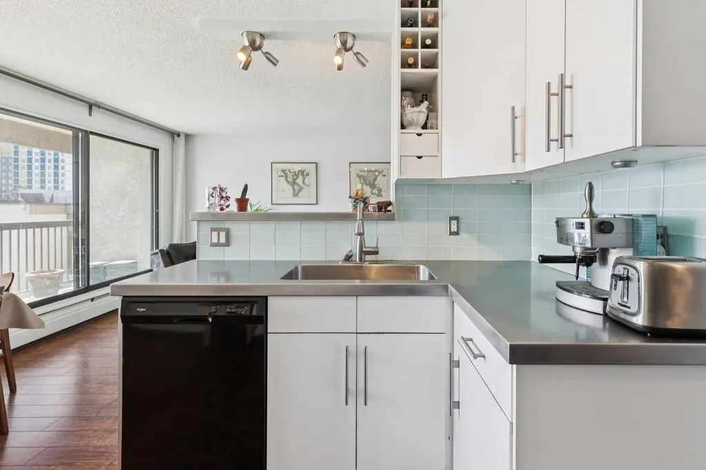 523 15 Avenue SW Calgary AB T2R 0R3