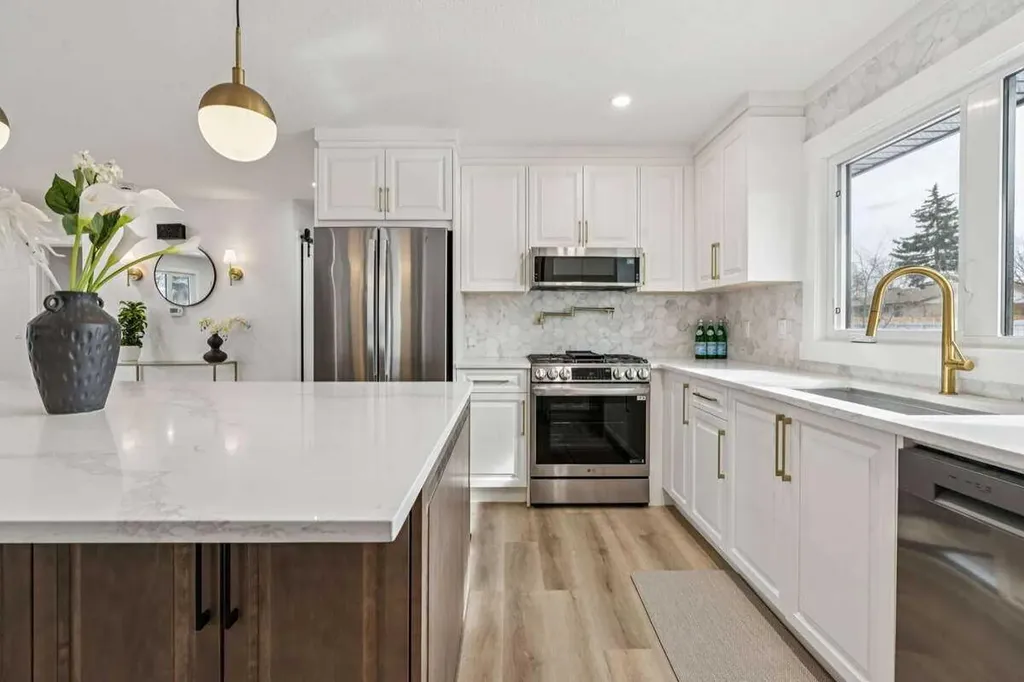 15 Brookmere Place SW Calgary AB T2W 2P5
