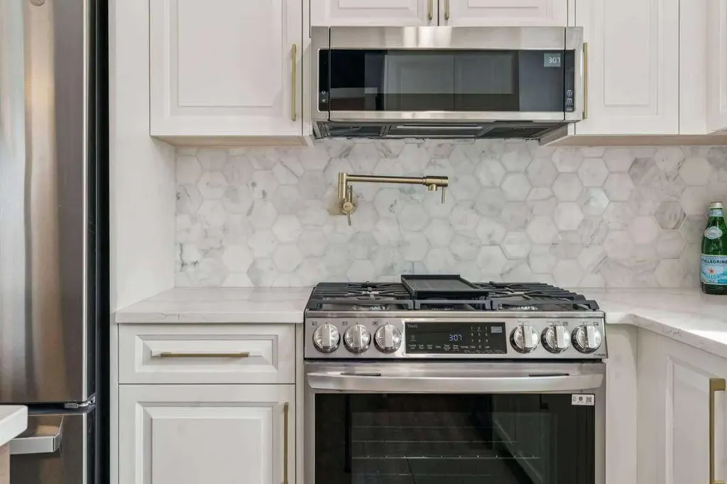 15 Brookmere Place SW Calgary AB T2W 2P5