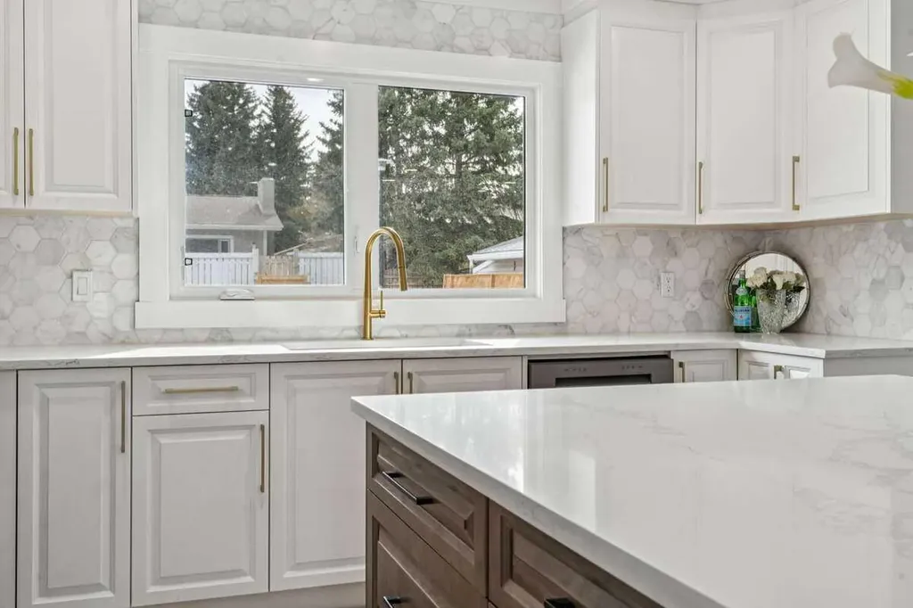 15 Brookmere Place SW Calgary AB T2W 2P5