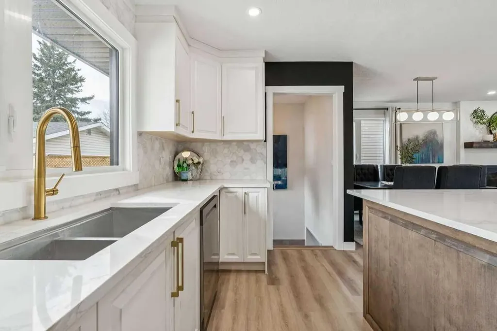 15 Brookmere Place SW Calgary AB T2W 2P5