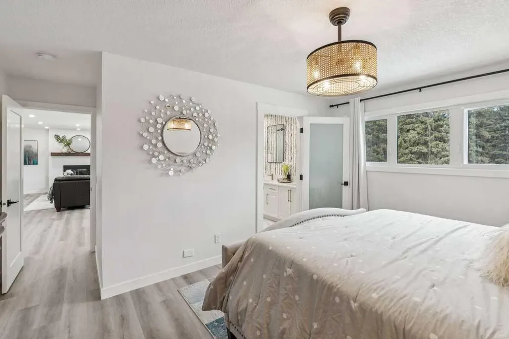 15 Brookmere Place SW Calgary AB T2W 2P5