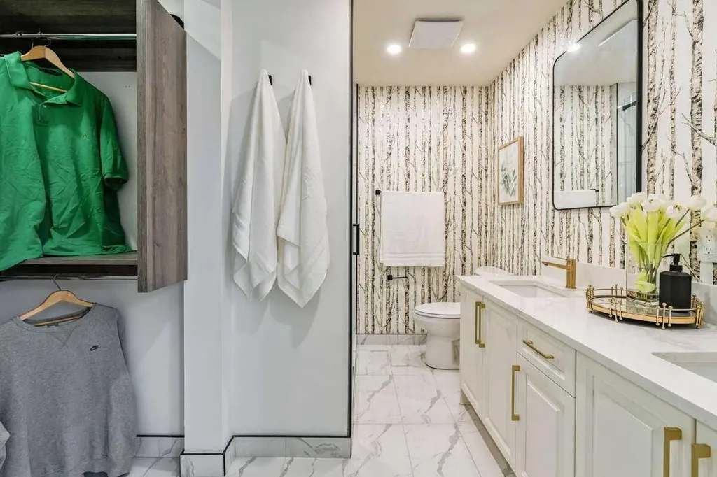 15 Brookmere Place SW Calgary AB T2W 2P5