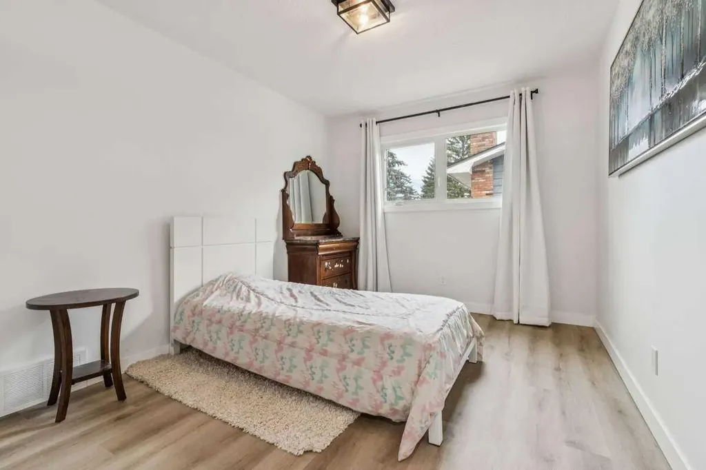 15 Brookmere Place SW Calgary AB T2W 2P5