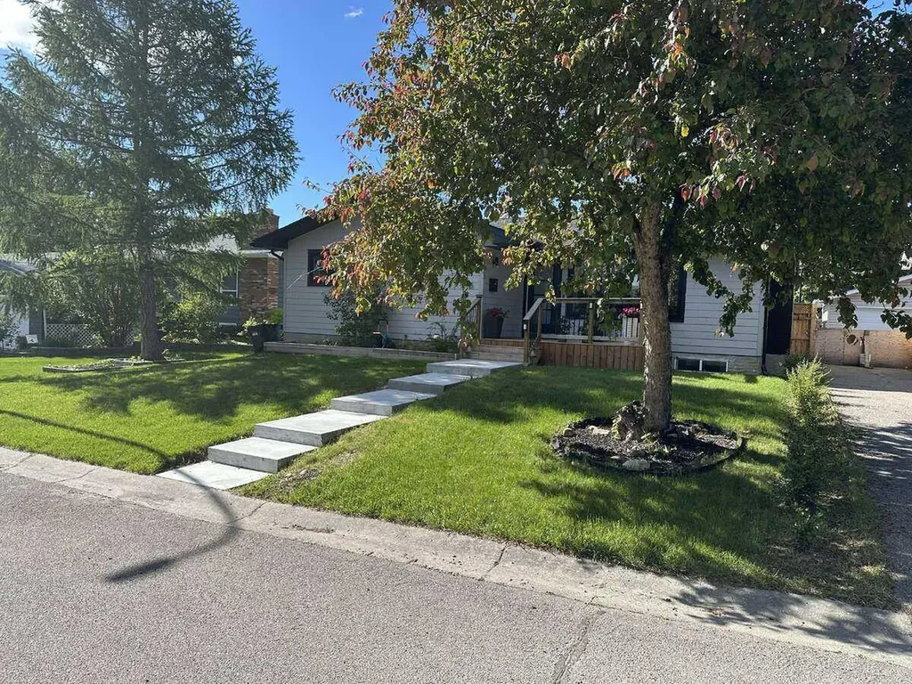 15 Brookmere Place SW Calgary AB T2W 2P5