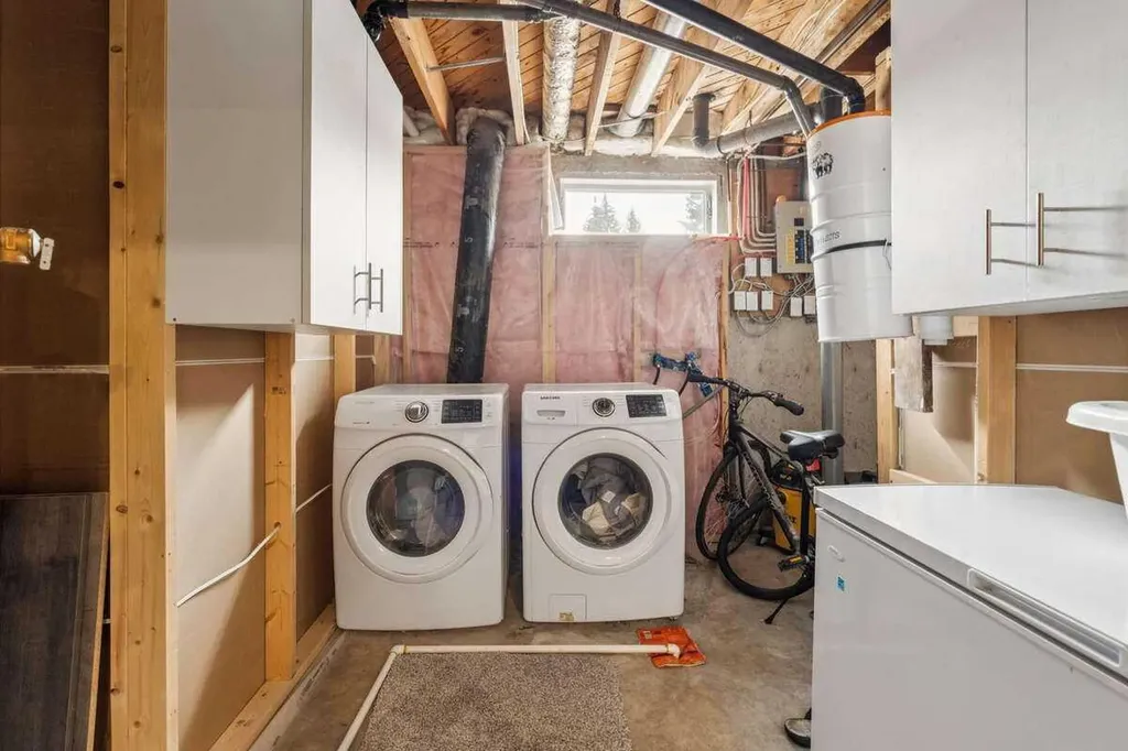 15 Brookmere Place SW Calgary AB T2W 2P5