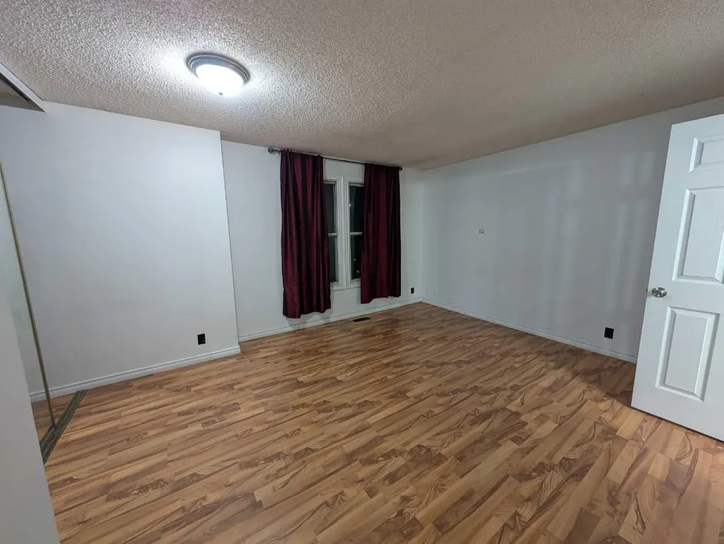 114 Castledale Way NE Calgary AB T3J 2A2