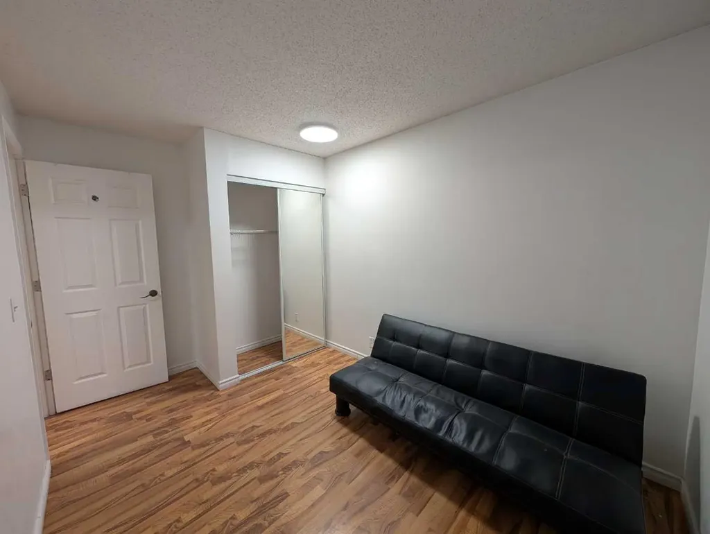 114 Castledale Way NE Calgary AB T3J 2A2