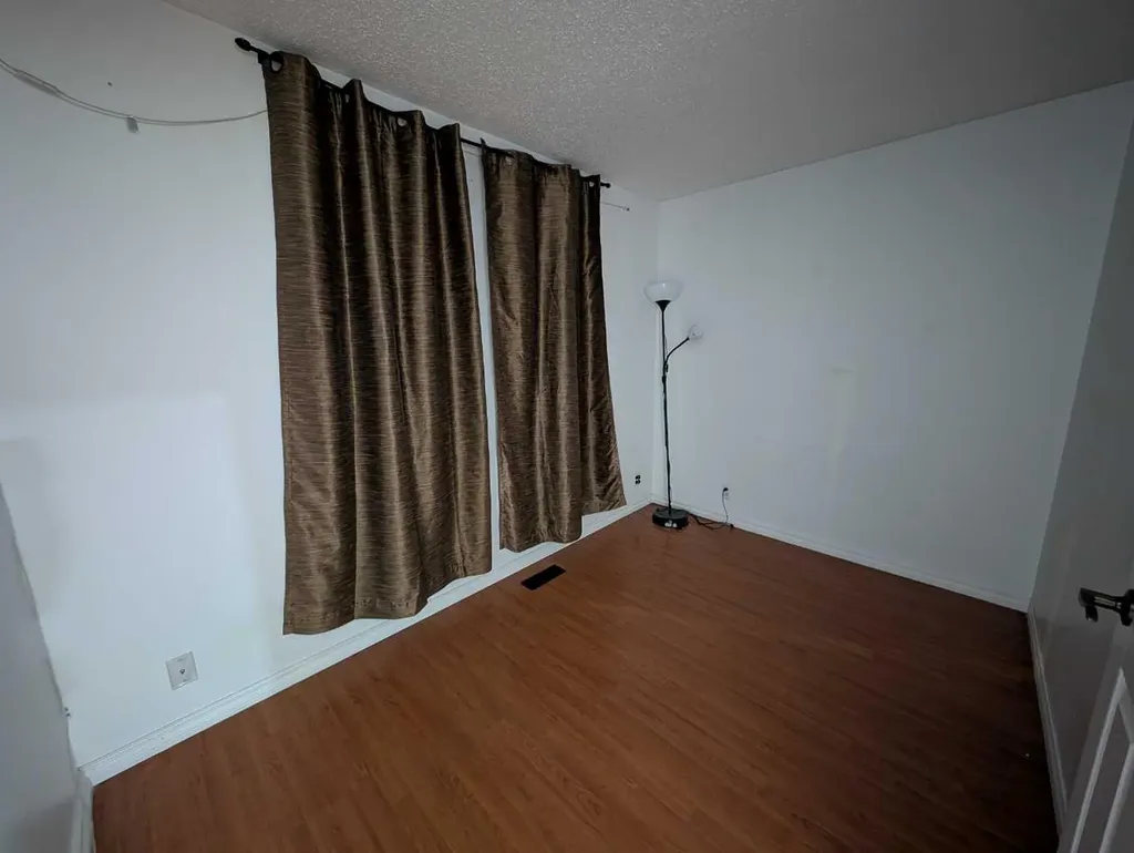 114 Castledale Way NE Calgary AB T3J 2A2