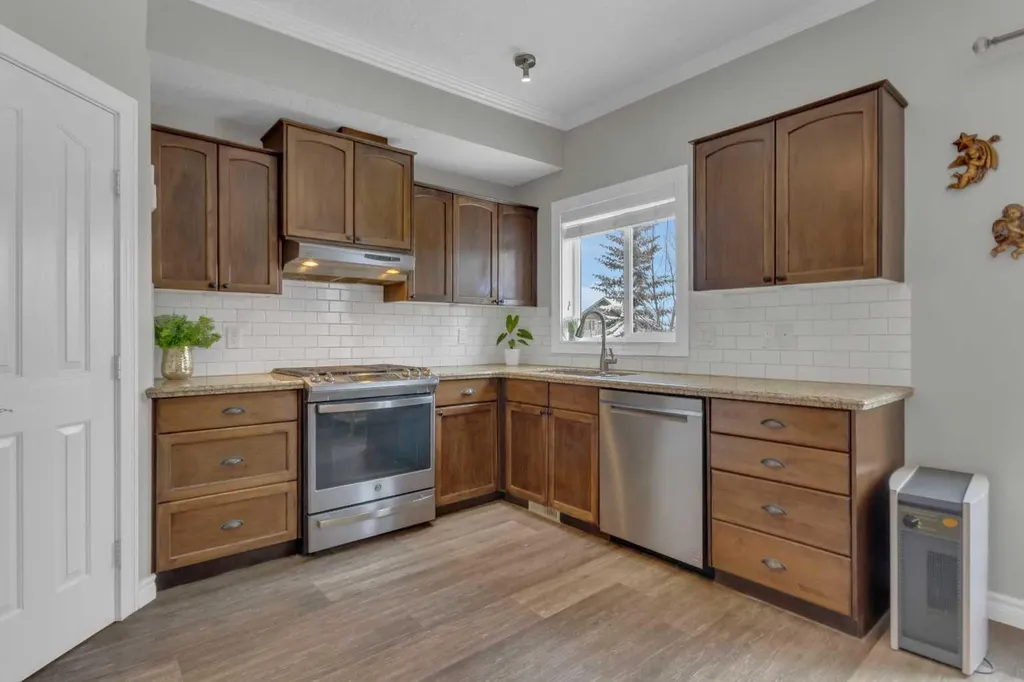 10 West Cedar Rise SW Calgary AB T3H 5G8