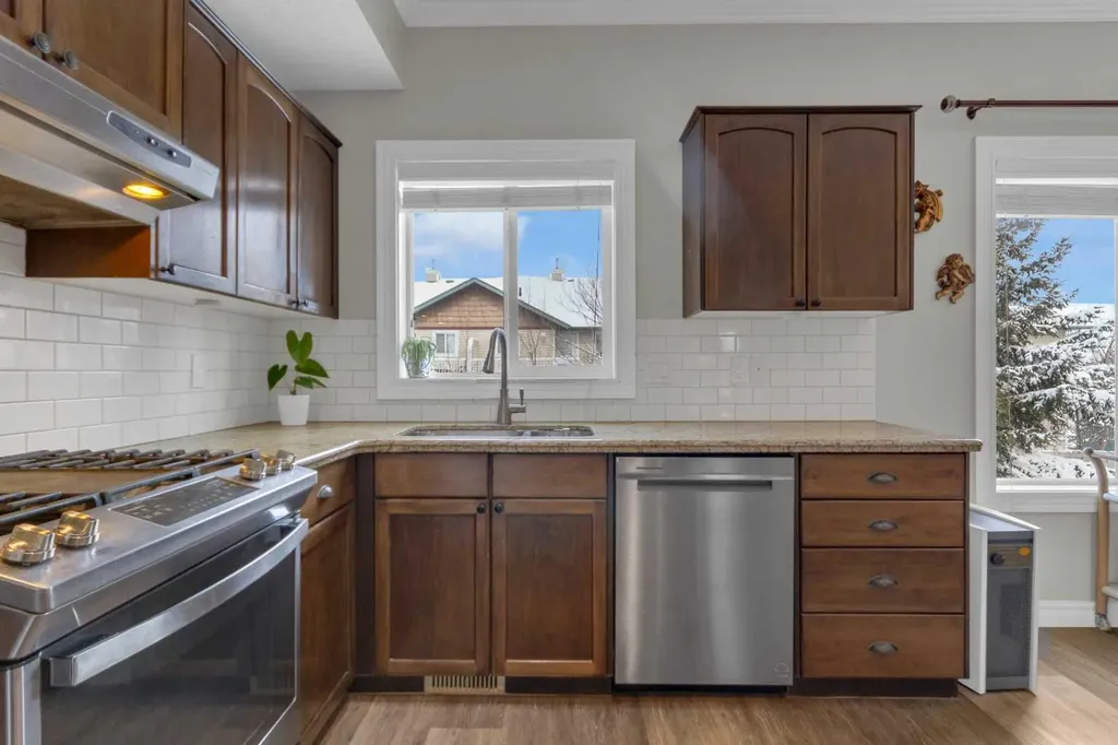 10 West Cedar Rise SW Calgary AB T3H 5G8