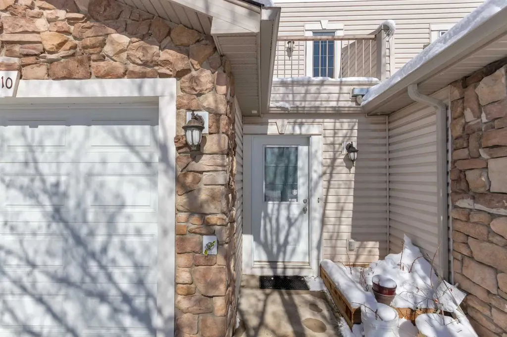 10 West Cedar Rise SW Calgary AB T3H 5G8