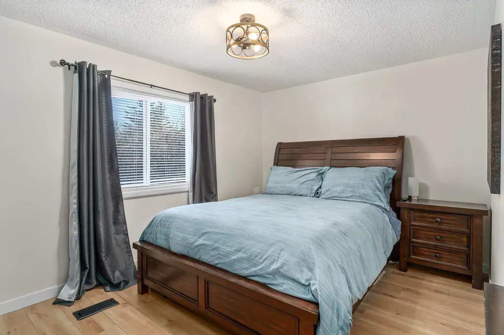 3223 83 Street NW Calgary AB T3B 5P4