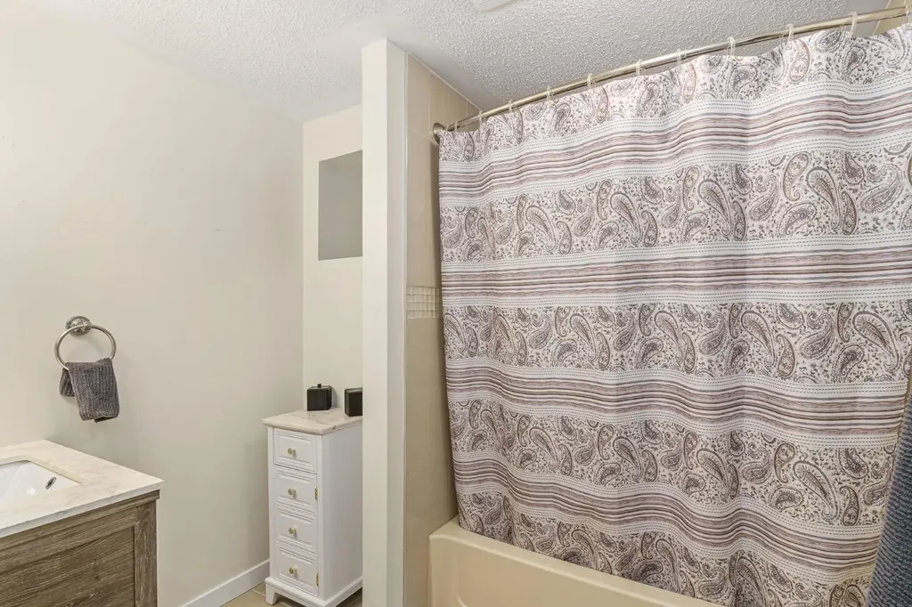 3223 83 Street NW Calgary AB T3B 5P4