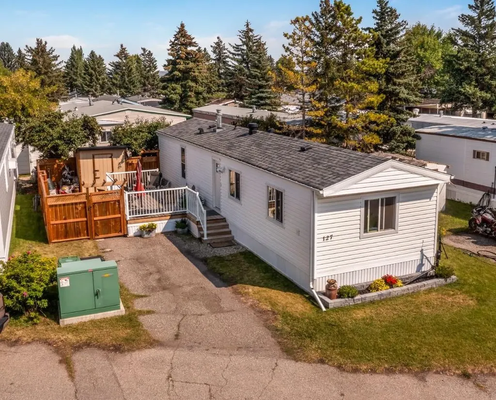 3223 83 Street NW Calgary AB T3B 5P4