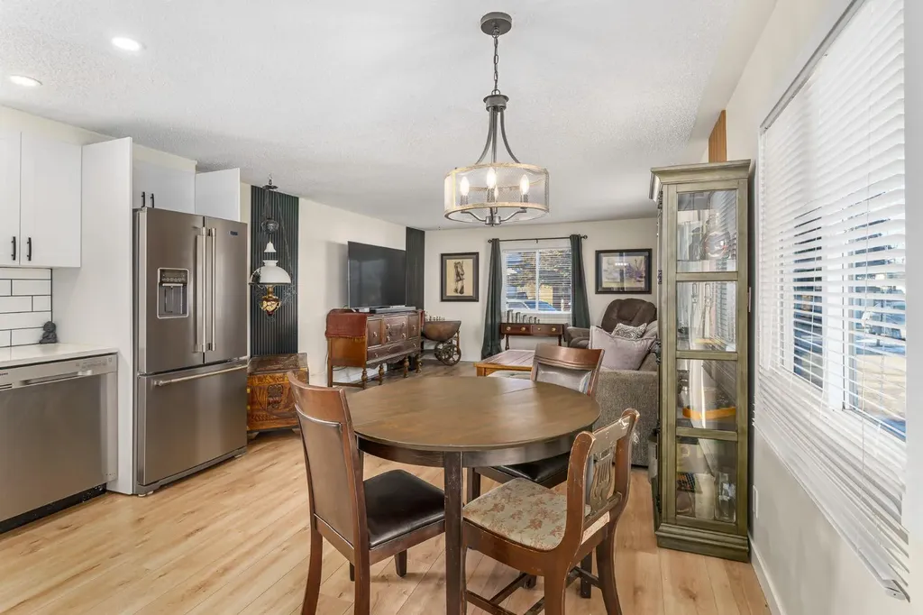 3223 83 Street NW Calgary AB T3B 5P4