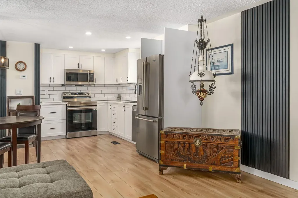 3223 83 Street NW Calgary AB T3B 5P4