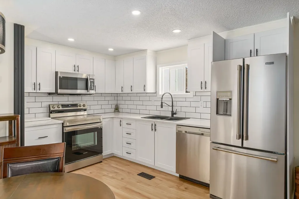 3223 83 Street NW Calgary AB T3B 5P4
