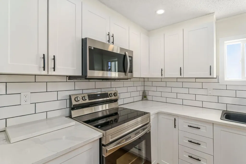 3223 83 Street NW Calgary AB T3B 5P4