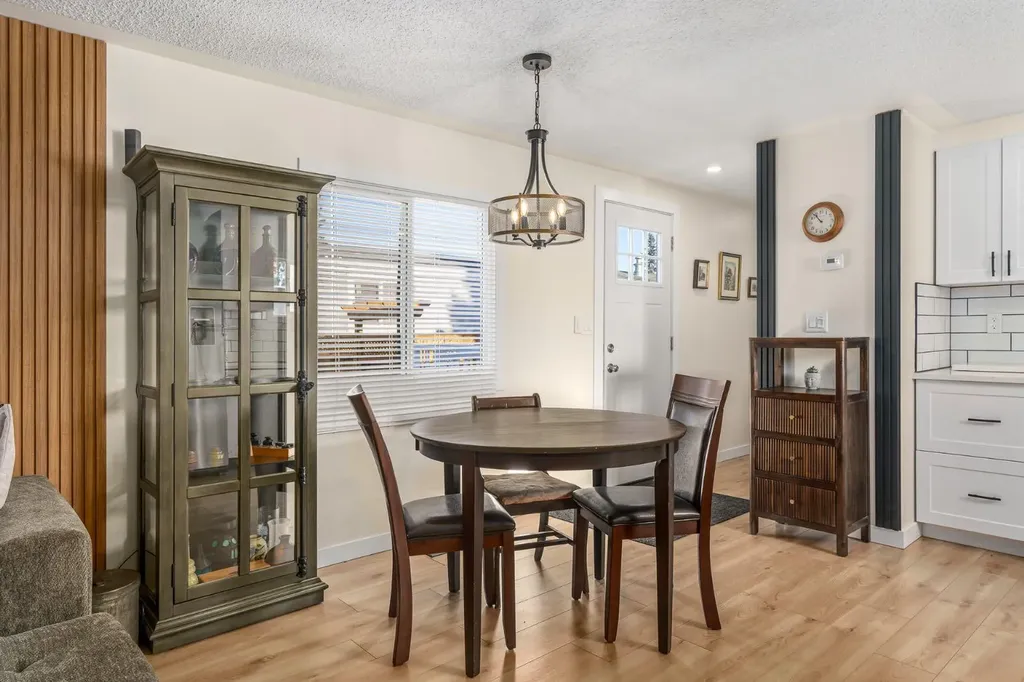 3223 83 Street NW Calgary AB T3B 5P4