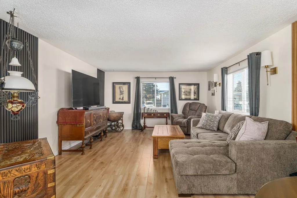 3223 83 Street NW Calgary AB T3B 5P4