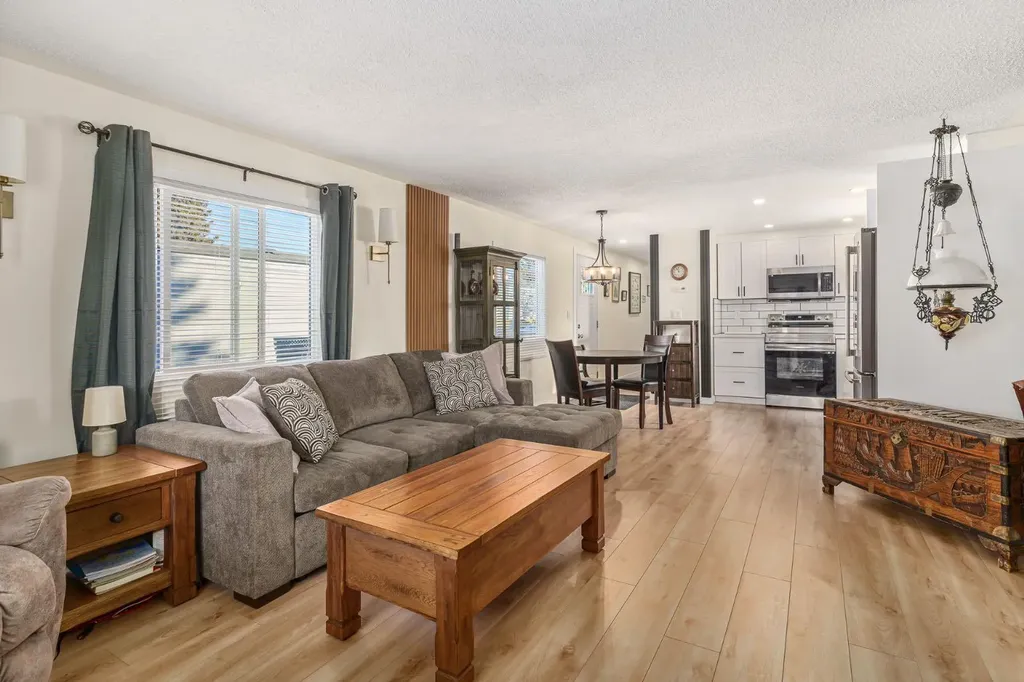 3223 83 Street NW Calgary AB T3B 5P4
