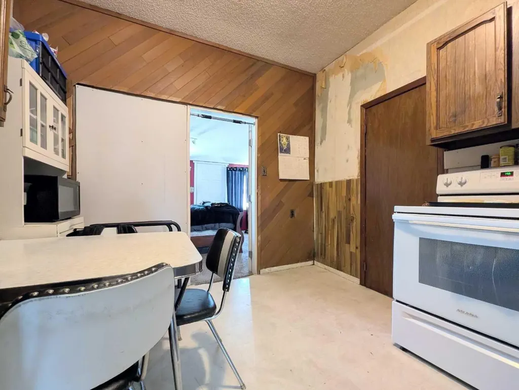 915 8 Street S Lethbridge AB T1J 2K7
