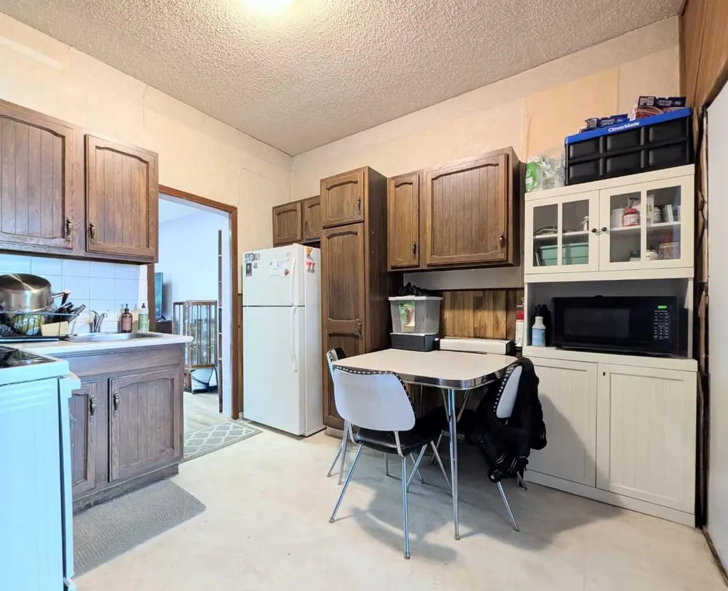 915 8 Street S Lethbridge AB T1J 2K7