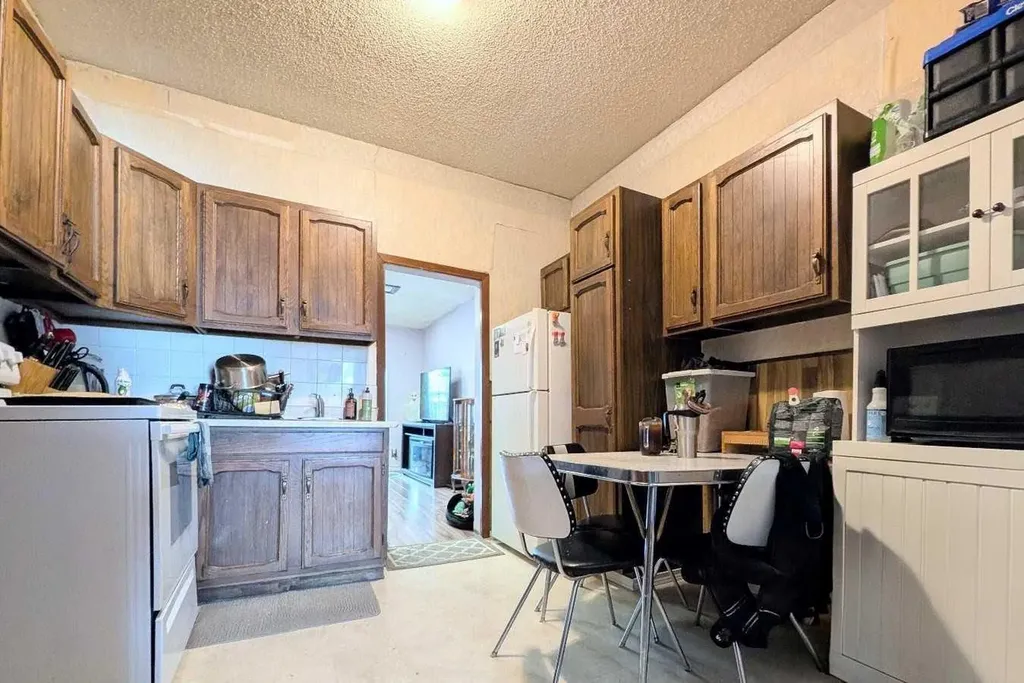 915 8 Street S Lethbridge AB T1J 2K7