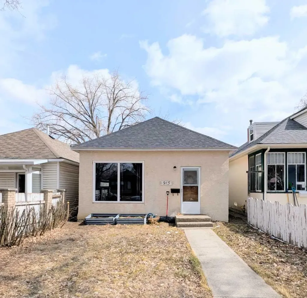 915 8 Street S Lethbridge AB T1J 2K7