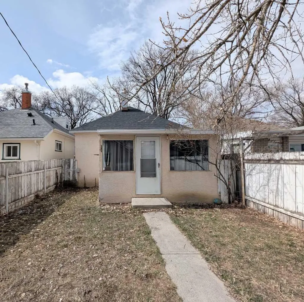 915 8 Street S Lethbridge AB T1J 2K7