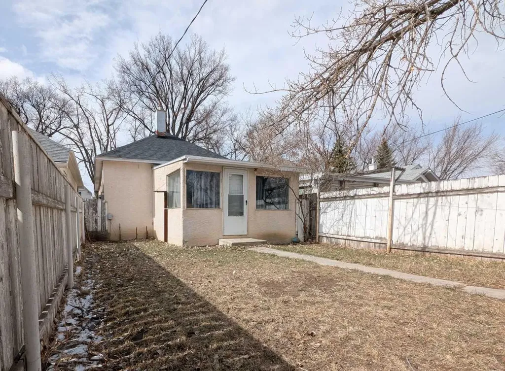 915 8 Street S Lethbridge AB T1J 2K7