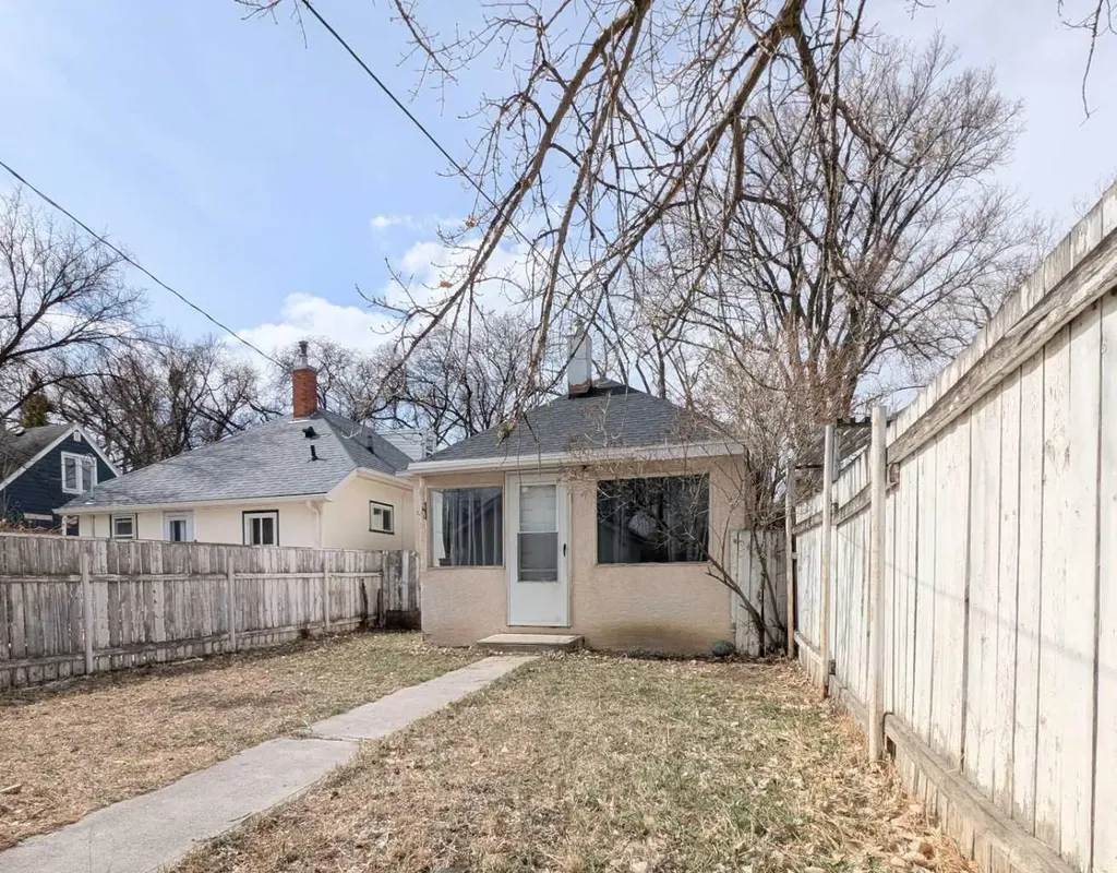 915 8 Street S Lethbridge AB T1J 2K7